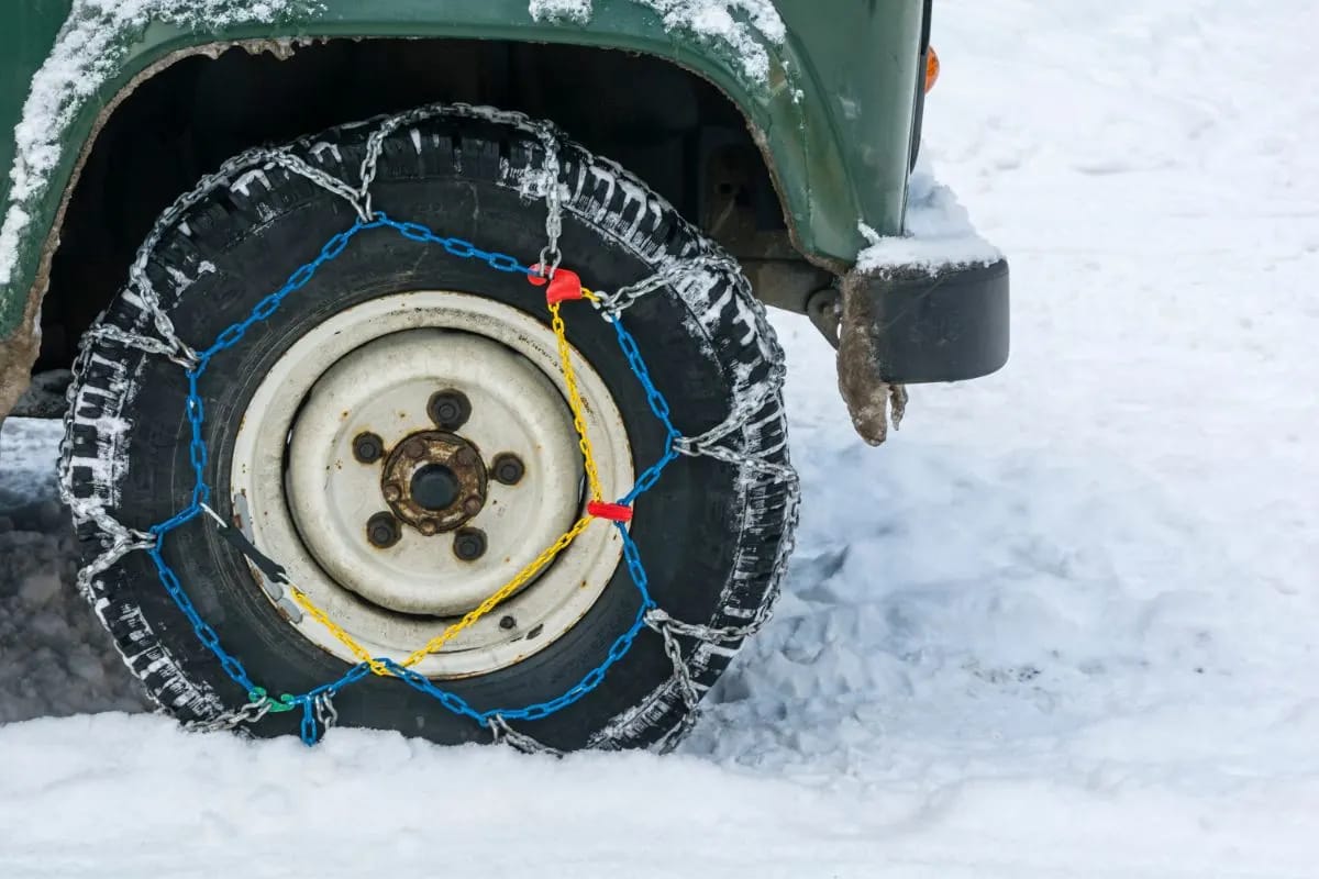 Wie Sie mit Schneeketten für PKW auf glatten Straßen sicher fahren