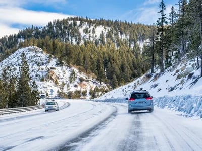 Wie Sie mit Schneeketten für PKW auf glatten Straßen sicher fahren