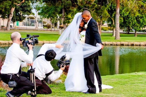 Hochzeitsvideograf Düsseldorf: Wie Sie sicherstellen, dass Ihr Hochzeitsvideo die besten Momente des Hochzeitstorte Anschneidens einfängt
