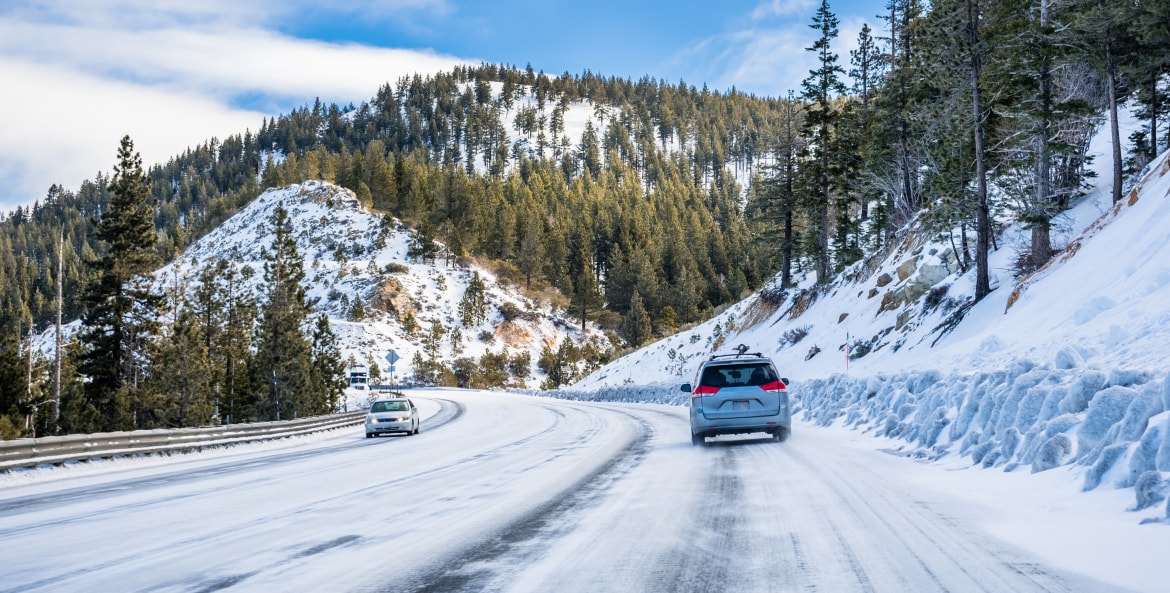 Wie Sie mit Schneeketten für PKW auf glatten Straßen sicher fahren