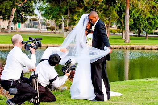 Hochzeitsvideograf Düsseldorf: Wie Sie sicherstellen, dass Ihr Hochzeitsvideo die besten Momente des Hochzeitstorte Anschneidens einfängt